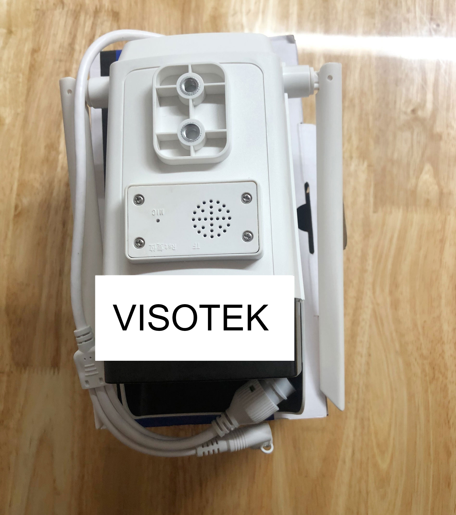 Vị trí nút reset Yoosee ngoài trời nằm bên dưới nắp có 4 con ốc